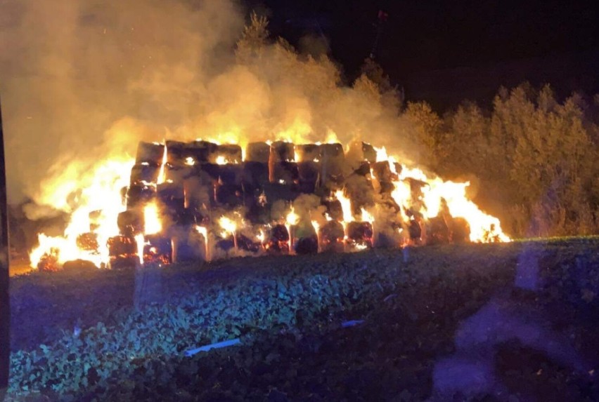 Pożar stogu siana w Szembruczku w powiecie grudziądzkim. W...