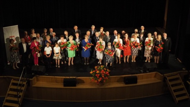 W sali widowiskowej Centrum Kultury 105 w Koszalinie odbyło się uroczyste wręczenie Medali za Długoletnie Pożycie Małżeńskie.