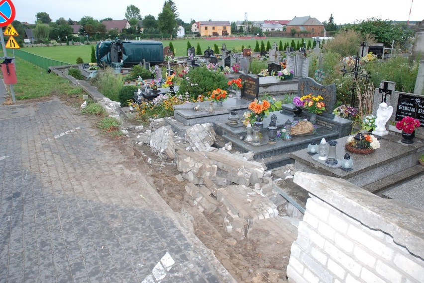 Obywatel Ukrainy wjechał na autem na cmentarz