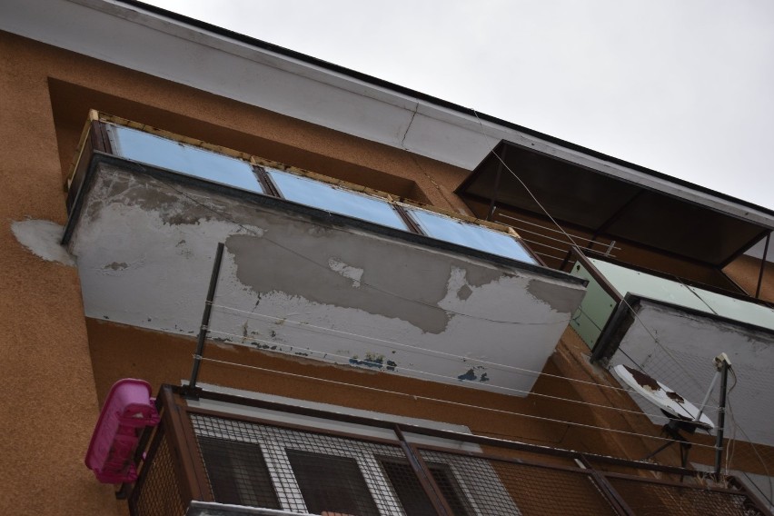 Zniszczony balkon w centrum miasta
