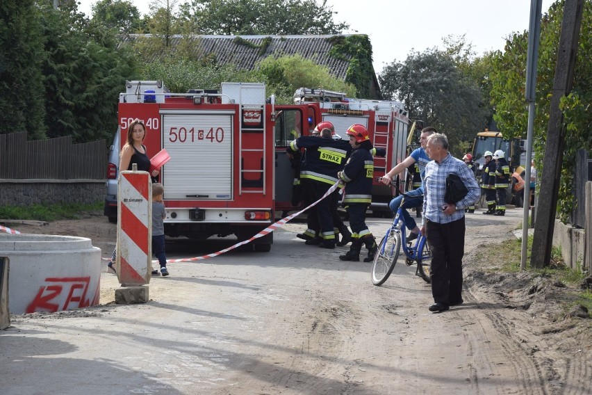 Wypadek w Darzlubiu (wrzesień 2018). 37-letni pracownik firmy wpadł do studzienki kanalizacyjnej. Jest w szpitalu w Wejherowie | ZDJĘCIA, WI