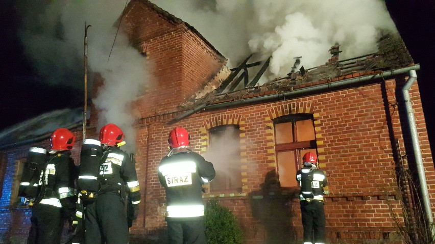 Ogień strawił dom w Starowicach. Ogromne straty [zdjęcia]