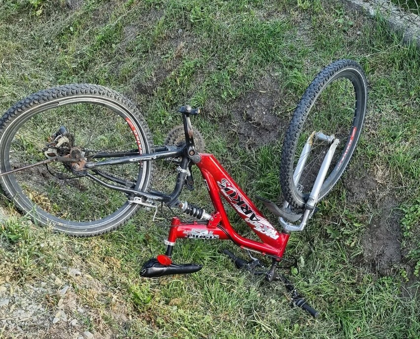 Wypadek w Jaksmanicach k. Przemyśla. 12-latek na rowerze potrącony przez ciągnik rolniczy z przyczepą [ZDJĘCIA]