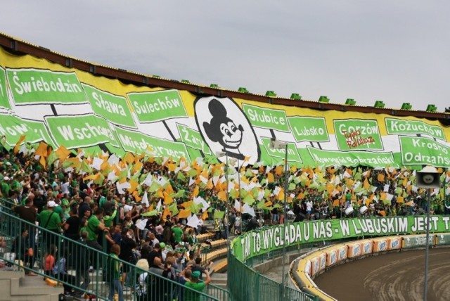 100. lubuskie derby. Żużlowcy Stali Gorzów i Falubazu Zielona Góra po raz setny zmierzą się w rozgrywkach ligowych. Jubileuszowe lubuskie derby rozegrane zostaną 30 sierpnia 2020 r. na gorzowskim torze. Do każdej „świętej wojny” bardzo starannie przygotowują się kibic w obu drużyn, w historii derbowych starć powstało wiele ciekawych opraw na obu stadionach. 

Obejrzyjcie w GALERII ZDJĘĆ najlepsze naszym derbowe oprawy >>>>