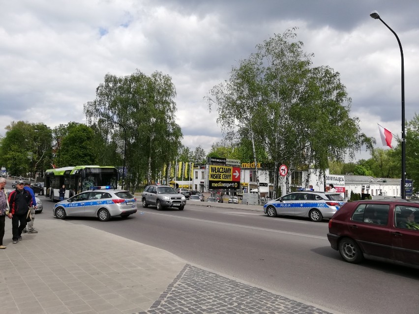 Autobus MZK potrącił pieszą na ul. św. Antoniego w Tomaszowie  Maz. [ZDJĘCIA]