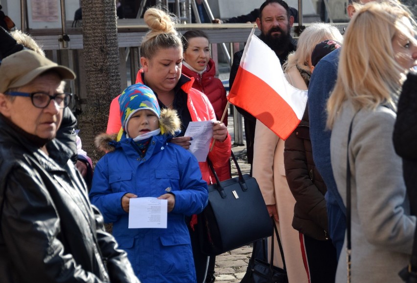 Oficjalne uroczystości w Święto Niepodległości odbywają się...