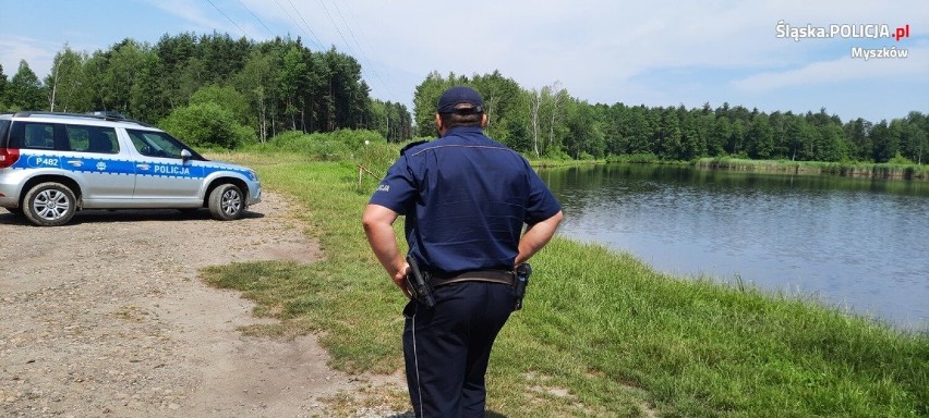 Myszków. Policjanci kontrolują  miejsca, gdzie mieszkańcy się kąpią latem  ZDJĘCIA