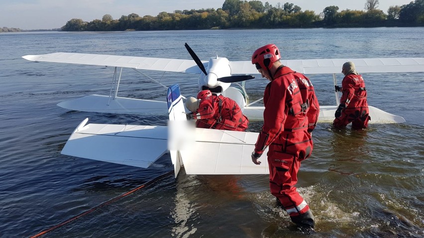 Samolot wpadł do Wisły. Zdjęcia z akcji strażaków!