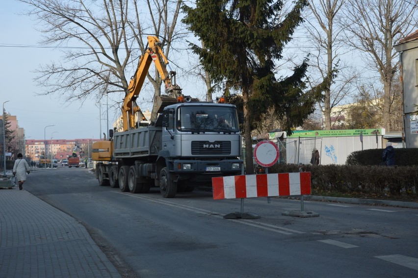 Ulica Wieniawskiego w Żarach wciąż zamknięta [ZDJĘCIA]