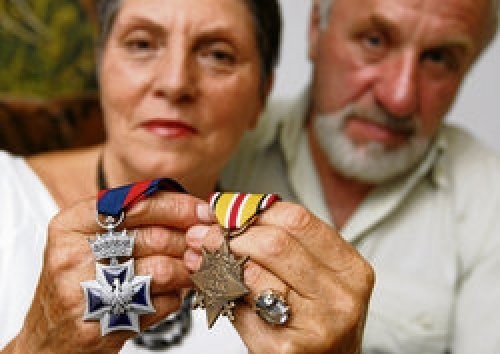 Natalia Kaśkos z mężem Tadeuszem pokazują medale, które pośmiertnie otrzymał ich syn