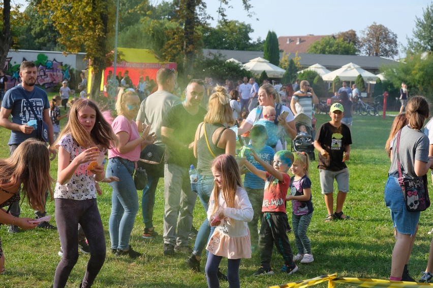 Festiwal kolorów w parku przy ul. Czerwonego Krzyża w Żarach