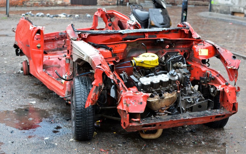 Zniszczony samochód w centrum Grudziądza [zdjęcia, wideo]