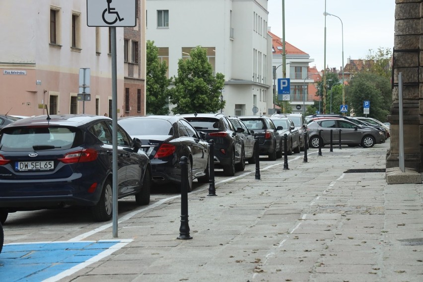 W Legnicy ubywa miejsc parkingowych w centrum miasta [ZDJĘCIA]