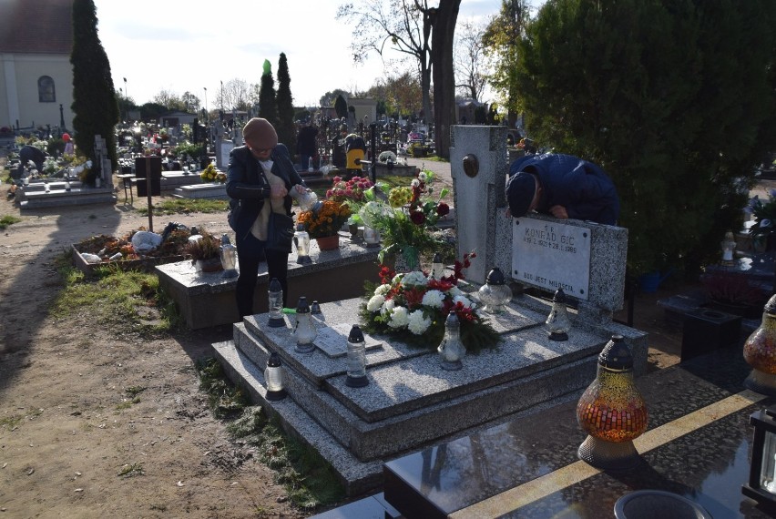 Wokół Wszystkich Świętych: ostatnie porządki na cmentarzu, zakupy i korki w mieście - aparatem w mieście