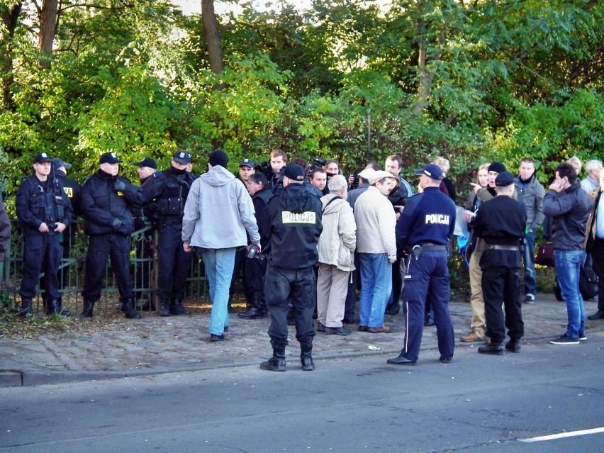 Policja, telewizja i tłum ludzi pod willą Gruneberga