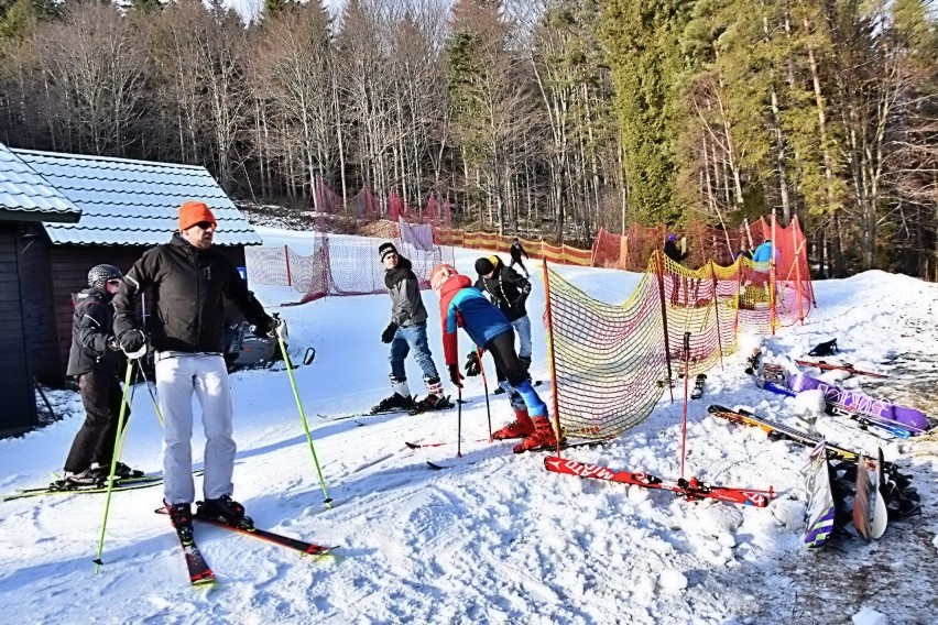 Samorządy śnieżą a prywatni dają frajdę narciarzom