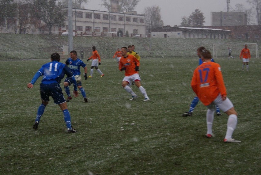 II liga: W śnieżnym meczu Calisia Kalisz przegrała z MKS Kluczbork 0:2. ZDJĘCIA