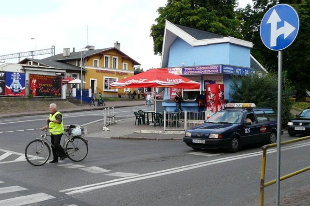 Wcześniej kierowcy wjeżdżając w ulicę Dworcową mogli skręcić w lewo i dalej pojechać na dworzec. Teraz napotkają znak nakazujący jazdę tylko prosto lub w prawo.