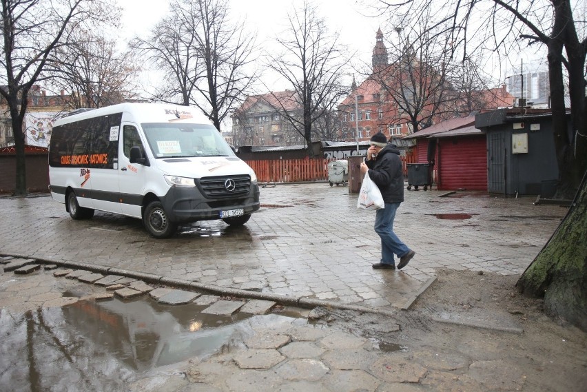 Przewoźnicy wynajęli prywatny teren i nadal odjeżdżają z ul....