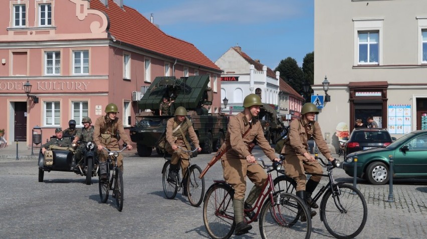 IX Piknik Militarny w Rydzynie. Do zamku zjechali rekonstruktorzy i wojsko