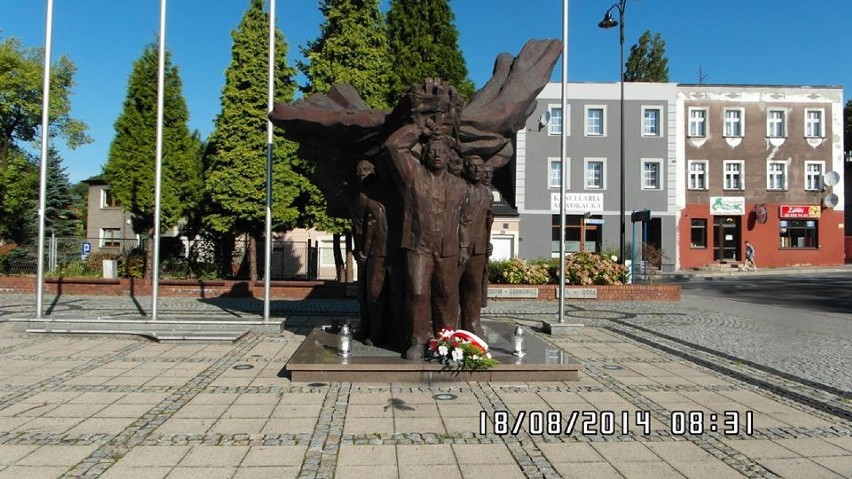 Kwiaty pod pomnikiem Powstańców Śląskich