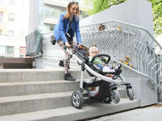 Pani Magda próbowała wciągnąć wózek ze swoją 11–miesięczną córeczka po schodach. Dziwiła się, że zwyczajnie nie wylano tu betonu, żeby zrobić podjazd.