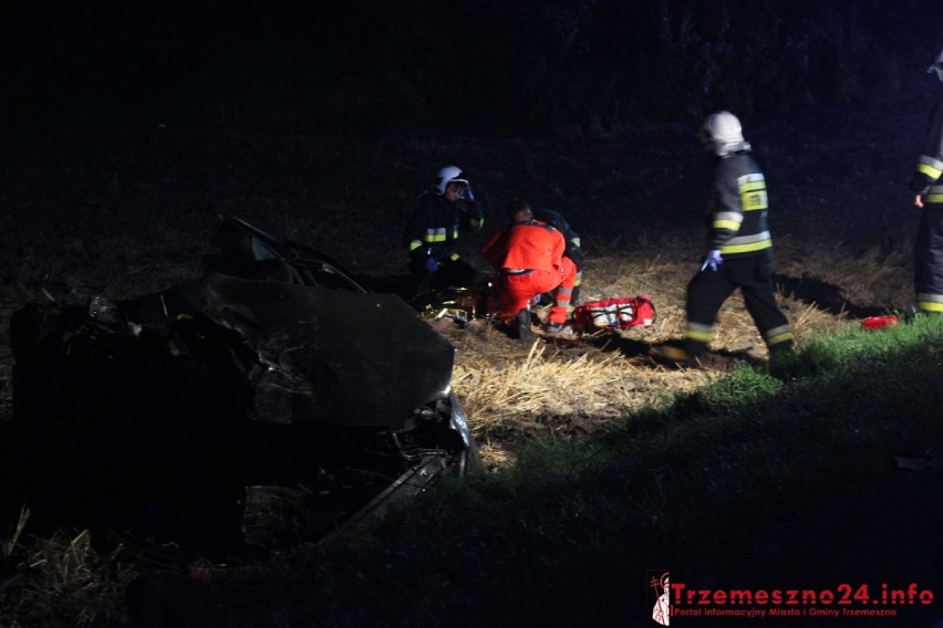 Samochód wjechał w przyczepę. Jedna osoba została ranna