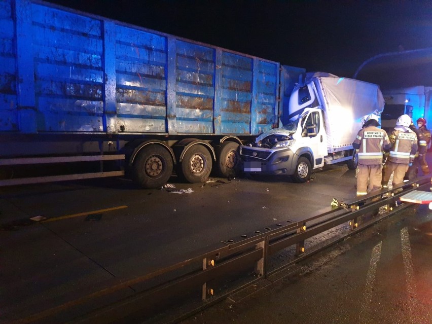 Wypadek na DK 1 w okolicach Kamieńska. Samochód dostawczy zderzył się z ciężarówką. Jedna osoba ranna [ZDJĘCIA]