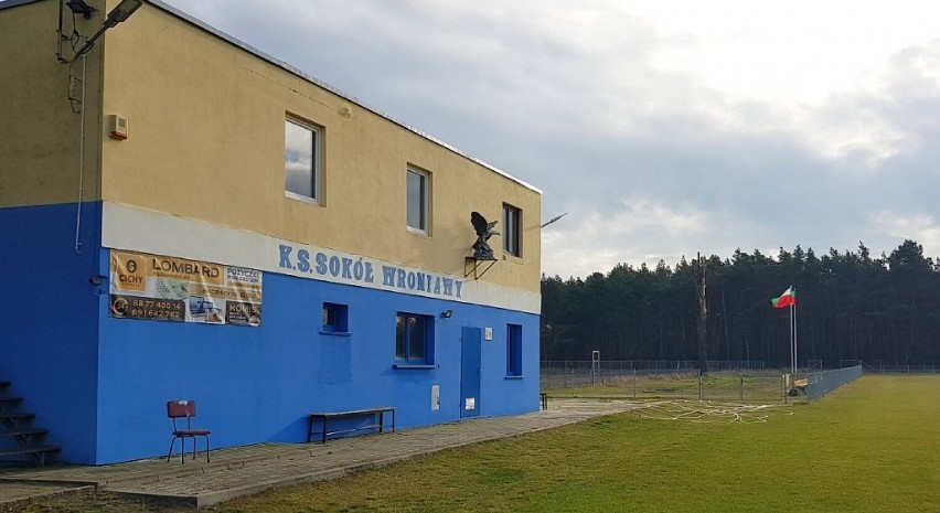 - Dostawa trybun sportowych na boisko sportowe we Wroniawach...