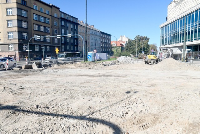 Prace skumulowały się nad Wisłą. Zdjęcia z przebudowy mostu Dębnickiego, ulic Zwierzynieckiej i Kościuszki oraz skrzyżowania z Alejami Trzech Wieszczów.