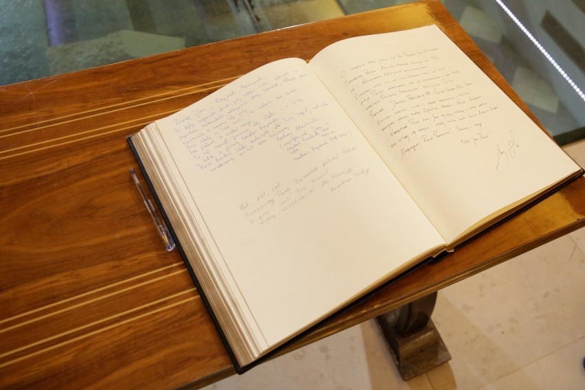 Księga kondolencyjna w kancelarii premiera