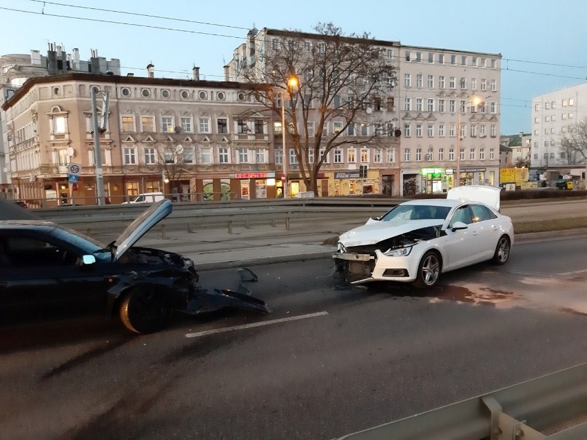 Wypadek na mostach Warszawskich we Wrocławiu [ZDJĘCIA]