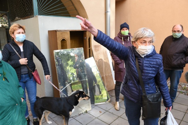 Przejście jest niezbędne, ponieważ korzystają z niego mieszkańcy bloku położonego po jednej stronie ulicy, aby wynieść śmieci do kontenerów ulokowanych po przeciwnej stronie drogi.