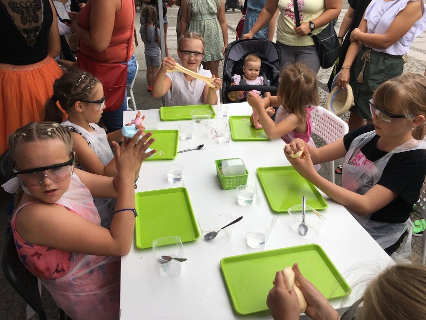 Pleszew. Było rodzinnie i bajkowo. Dzieci własnoręcznie tworzyły “glutki”. Najmłodsi dosłownie zwariowali na punkcie slime’ów