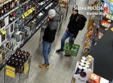Kradzież alkoholu w sklepie przy Daszyńskiego w Bielsku-Białej. Rozpoznajesz tych mężczyzn?