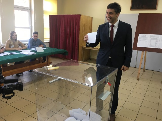 Kandydat Prawa i Sprawiedliwości na burmistrza Kobylina, a obecny komisarz gminy Rafał Nowacki głosował w lokalu w Kobylinie o godz. 12.30.