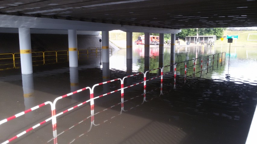 Katowice: Zjazd do Ikei zalany. Stoją autobusy. Na Roździeńskiego utworzył się korek [WIDEO, ZDJĘCIA]