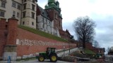 Kraków. Po wypadku pod Wawelem zabezpieczą teren prac i przebadają drzewa