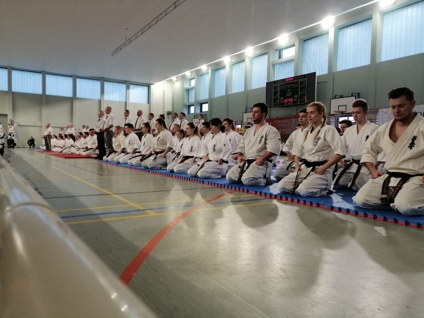 LESZNO. Kilkanaście medali i drużynowe zwycięstwo dla zawodników Karate Kyokushin Leszno [ZDJĘCIA] 