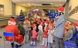 Policyjny Mikołaj odwiedził szkoły i przedszkola w powiecie wieluńskim [FOTO]