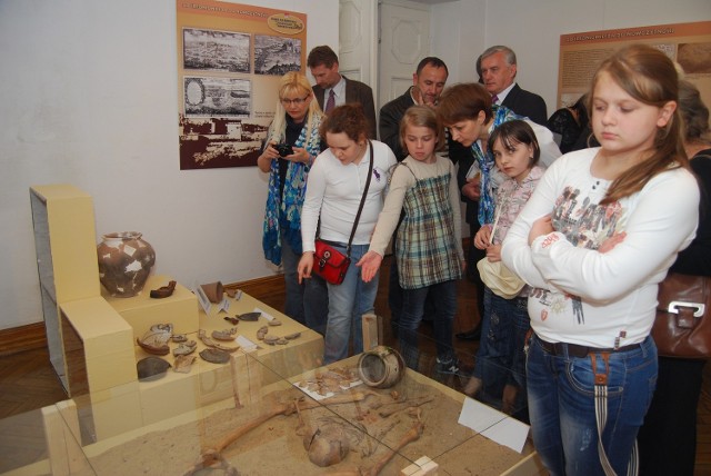 Uczniowie Szkoły Podstawowej nr 4 na wystawie w muzeum z zaciekawieniem oglądali wydobyty szkielet