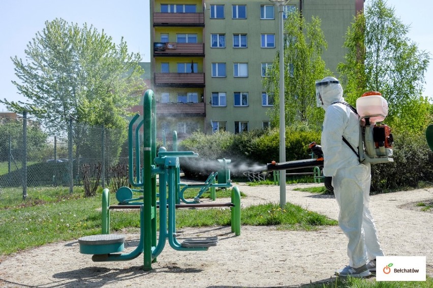 Wyglądają jak kosmici w Bełchatowie. Wielka dezynfekcja w mieście