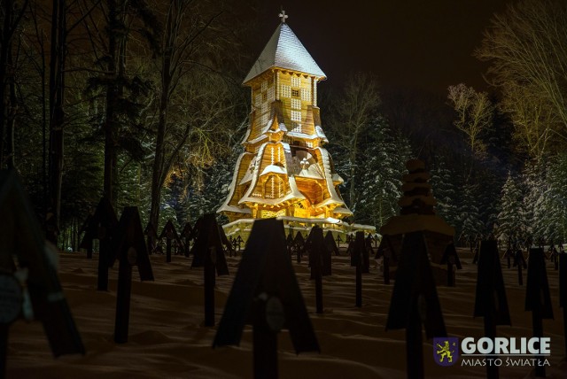 W albumie są fotografie najważniejszych obiektów historycznych m.in. kościołów, cerkwi, cmentarzy, skansenów, a także atrakcji przyrodniczych i krajobrazów