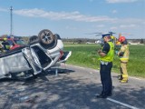 Wypadek w Silniczce w gminie Żytno. Dachowało mitsubishi, cztery osoby przewiezione do szpitala (aktualizacja). ZDJĘCIA