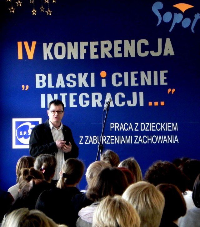 Dr Marcin Szulc podczas wykładu na konferencji.