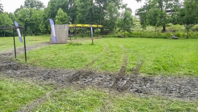 Zniszczona nawierzchnia w Parku Chrobrego w Gliwicach ma być naprawiona przez organizatora Runmageddonu. Zobacz kolejne zdjęcia. Przesuwaj zdjęcia w prawo - naciśnij strzałkę lub przycisk NASTĘPNE >>>