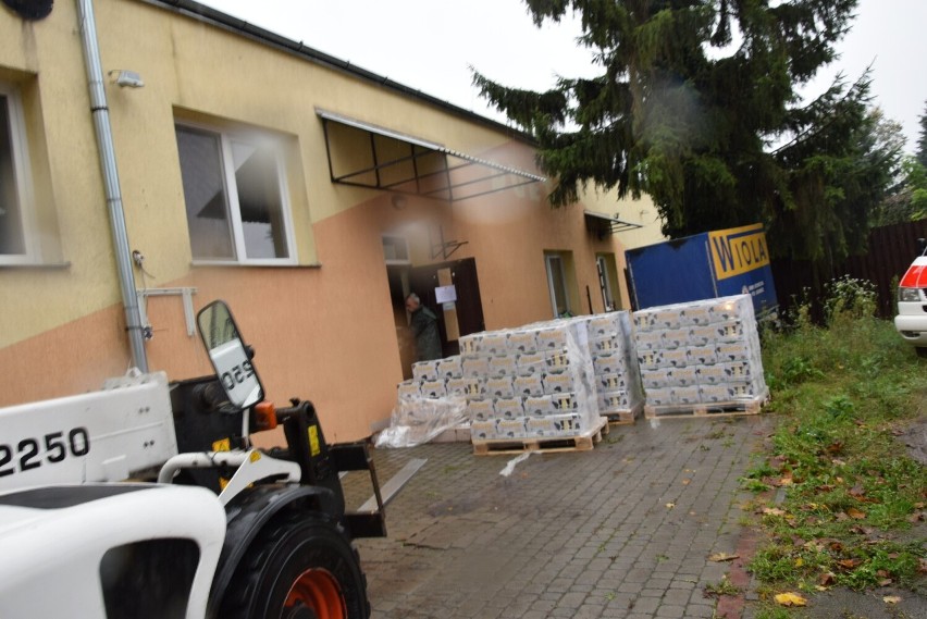 Kolejna partia żywności trafiła do punktu pomocy humanitarnej PCK w Sandomierzu. To wsparcie dla mieszkańców Ukrainy. Jak otrzymać pomoc?