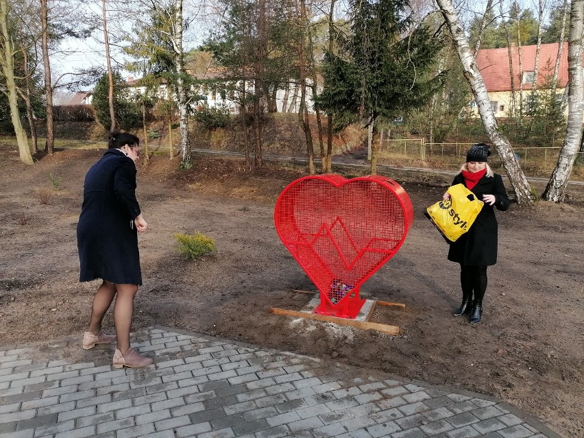 Kolejne metalowe kosze na nakrętki w kształcie serca stanęły tym razem w Kępicach (FOTO)