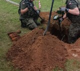 Ełk. Saperzy wykopali 26 pocisków na terenie cmentarza w powiecie ełckim. O znalezieniu niewybuchu poinformowali pracownicy cmentarza