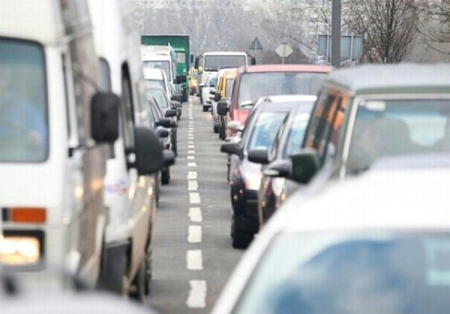 Modlińska. Zepsuty autobus zakorkował ulicę. Ruch wraca już do normy